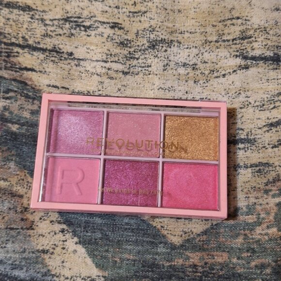 💗💔 Revolution Mini Colour Reloaded Eyeshadow Palette | Heartbreaker Pink 💗💔 - Picture 2 of 3